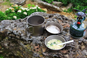 みそボールでワンハンドみそ汁 キャンプで熱々みそ汁はいかがですか キャンプクエスト