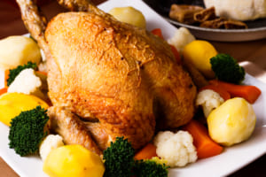 クリスマスキャンプの定番料理 ダッチオーブンで鶏の丸焼きを作ろう キャンプクエスト