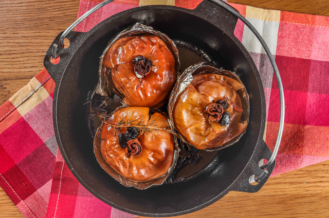 ダッチオーブンの使い方と簡単レシピ ローストチキン パエリア 焼きリンゴ キャンプクエスト
