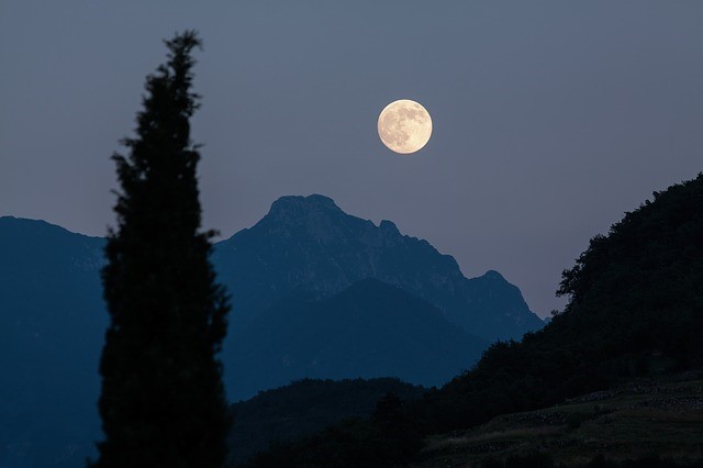 ナイトハイクの装備と注意点 夜の登山の魅力と登る山の選び方を教えます キャンプクエスト