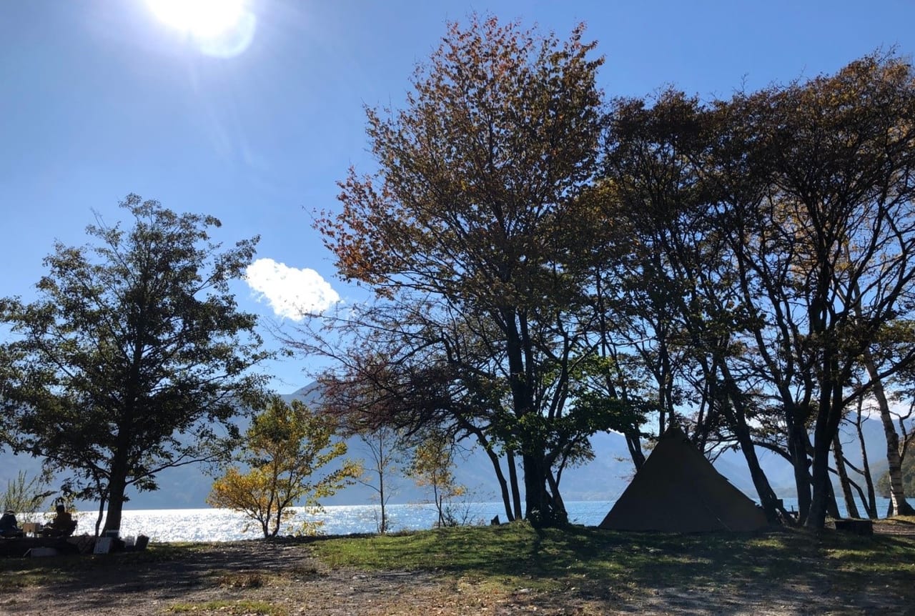 栃木県奥日光 菖蒲ヶ浜キャンプ場 高原の湖と森 光に包まれて キャンプクエスト
