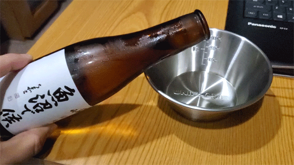 シェラカップに日本酒を注ぐ