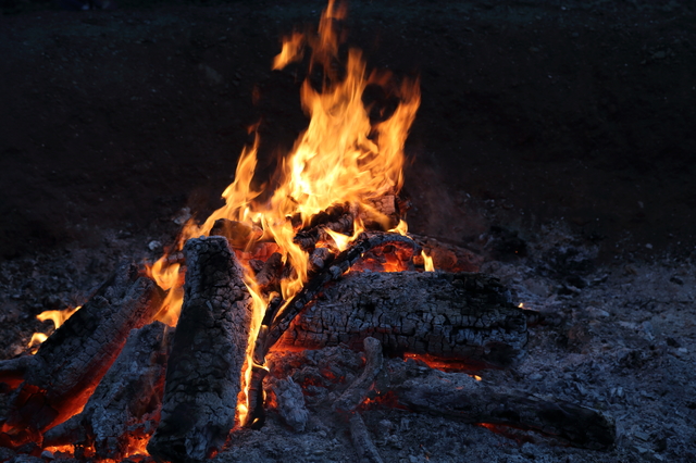 焚き火はキャンプの醍醐味 焚き火の準備から後始末まで全部教えます キャンプクエスト
