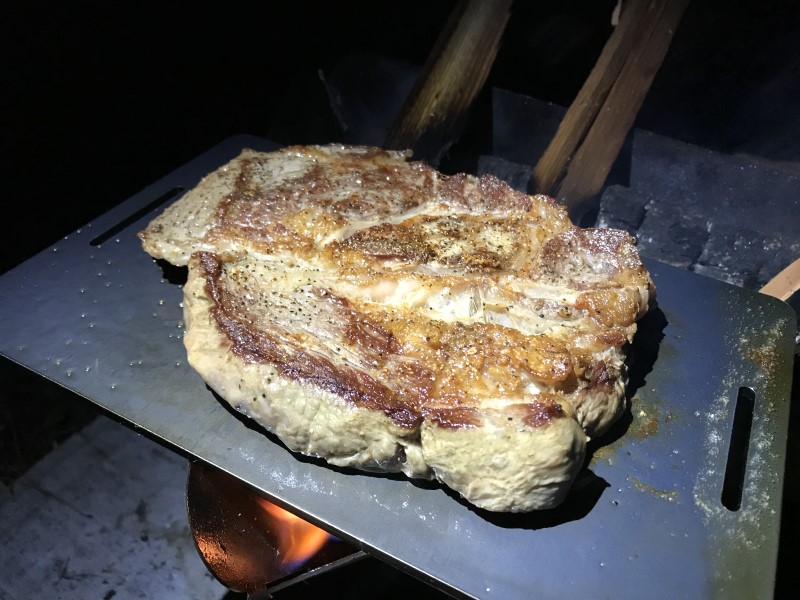 鉄板でステーキを焼く