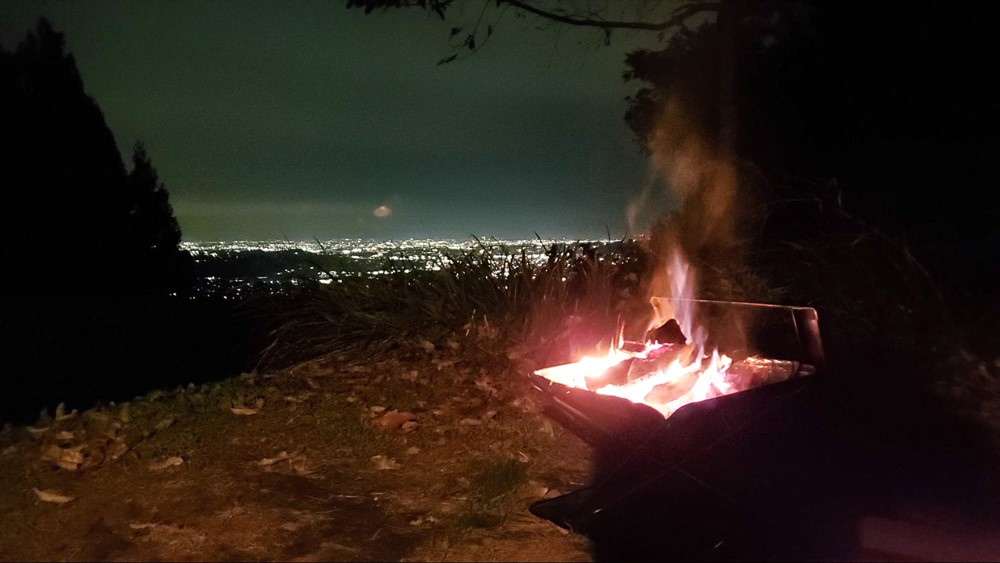 くりの木キャンプ場の夜景と焚き火