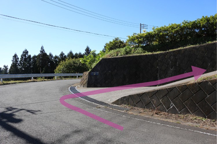 坂道の説明とピンクの矢印