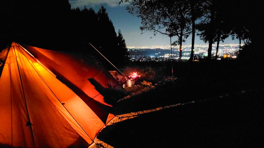静かなキャンプ場と夜景