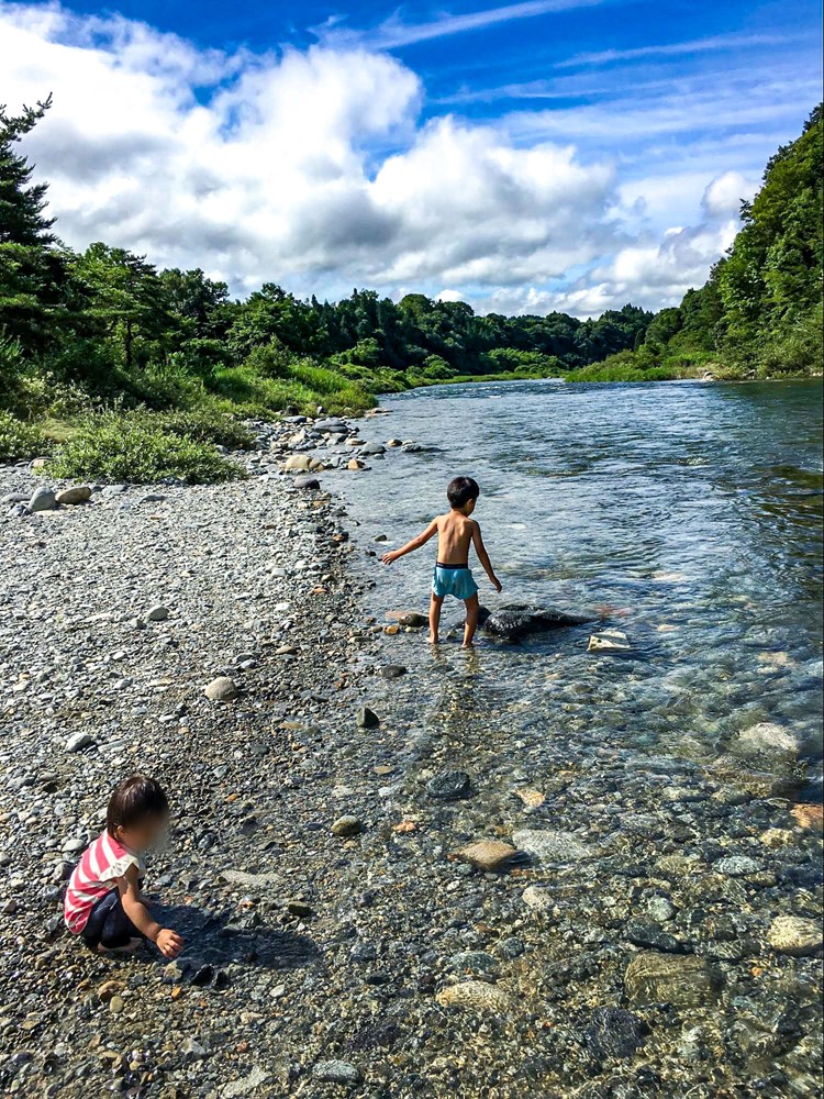 キャンプ場内に流れる不知川で遊ぶ子供たち