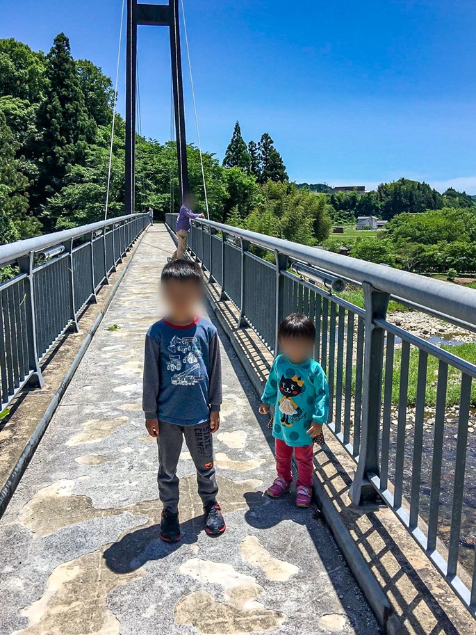 不知川にかかるローマン大橋を渡る子供