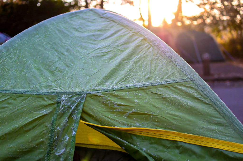 冬の朝にテントについた結露