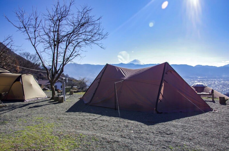 晴れた冬の日にキャンプをしながら富士山を眺める