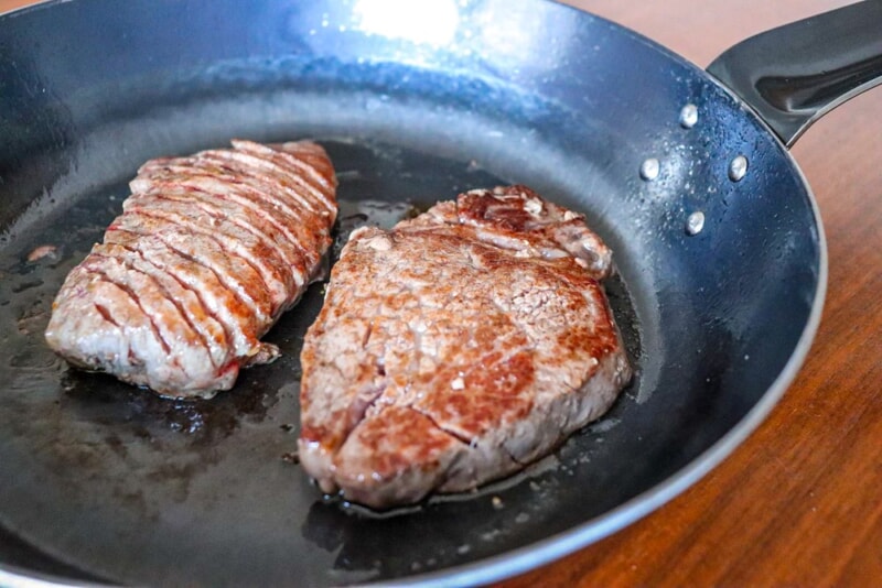 鉄フライパンだと厚切り肉を焼くだけで美味しくなる