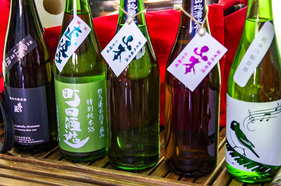 キャンプにおすすめの日本酒を徹底解説！手軽に作れるおつまみも紹介 – キャンプクエスト