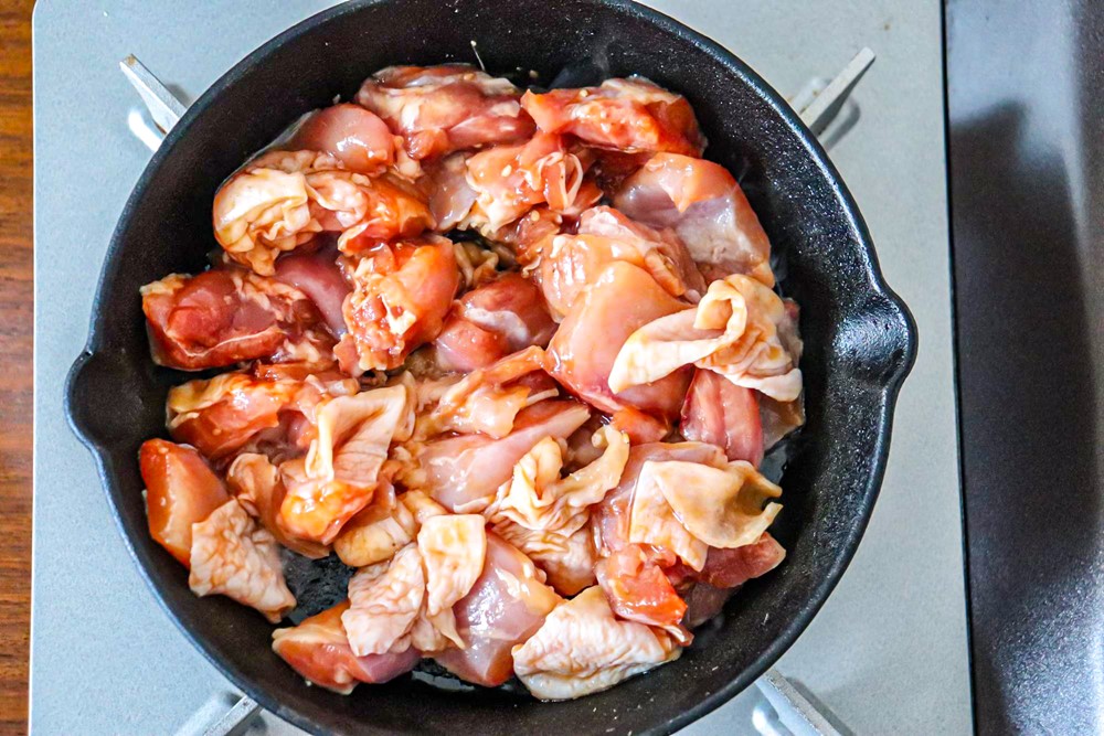 キャンプで美味しい鶏肉レシピ スキレットで作れる絶品チキン料理4選 キャンプクエスト