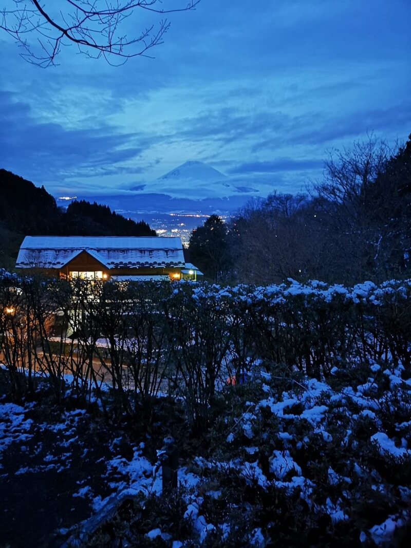 乙女森林公園第2キャンプ場の貸し切りファミリーキャンプで冬の富士山と夜景を堪能 キャンプクエスト