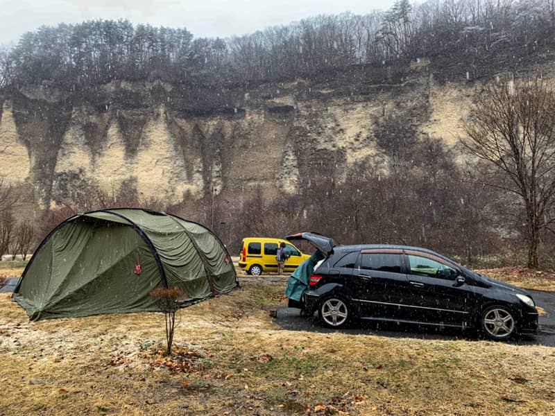 突然の雨に備えよう 雨撤収で慌てない効率的な撤収方法と後片付けをご紹介 キャンプクエスト