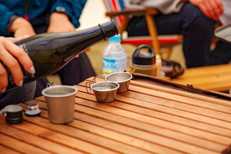 キャンプでワンランク上のお酒を味わうための便利ギア アイデア集 キャンプクエスト