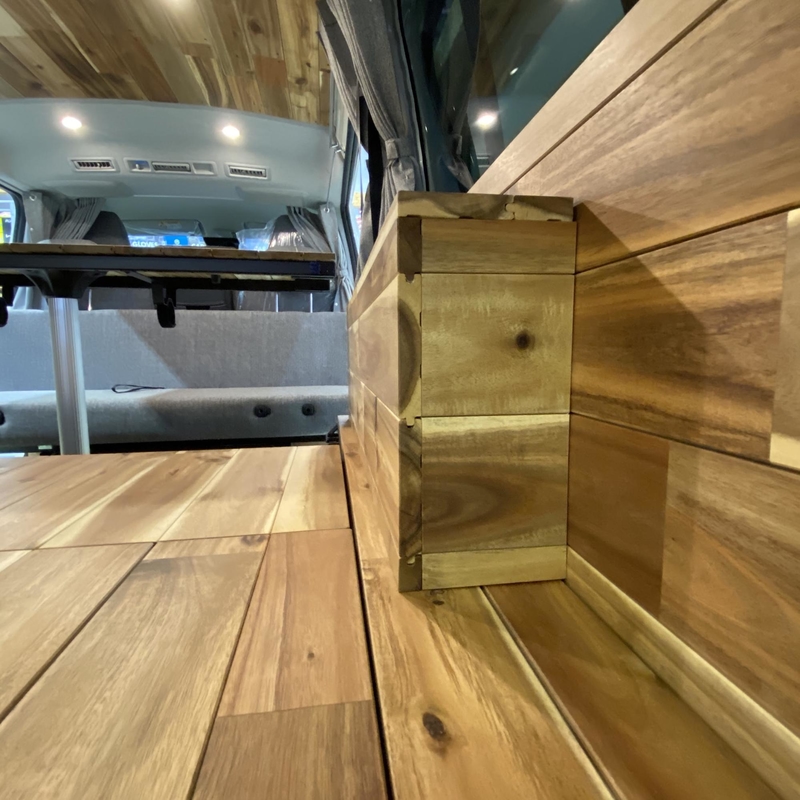 まさに夢のバンライフ ゴードンミラーのカスタムバンはキャンプの幅が広がる車だった キャンプクエスト