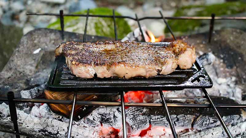 ミニ鉄板 男前グリルプレートはソロキャンプの鉄板料理に最強説 キャンプクエスト
