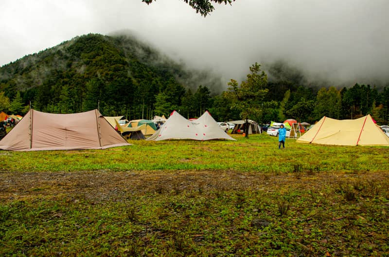 雨がキャンプ中止の理由にならなくなる 雨キャンプのメリットと楽しみ方 キャンプクエスト