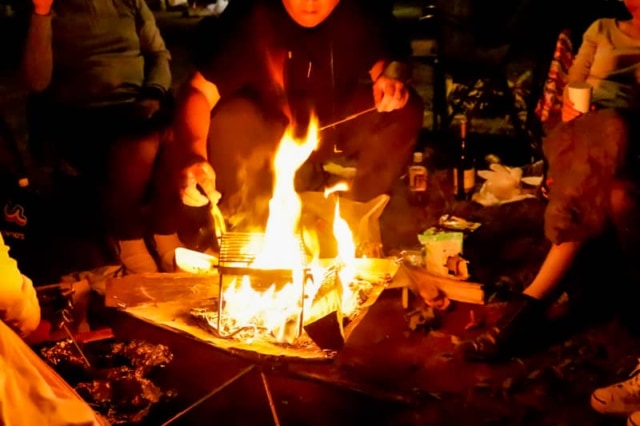 焚き火はキャンプの醍醐味 焚き火の準備から後始末まで全部教えます キャンプクエスト