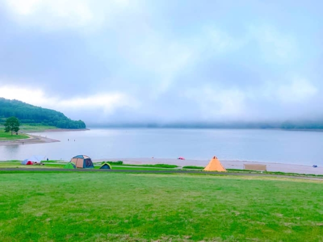 北海道南富良野「かなやま湖畔キャンプ場」はロケーション抜群でファミリーキャンプにおすすめ！