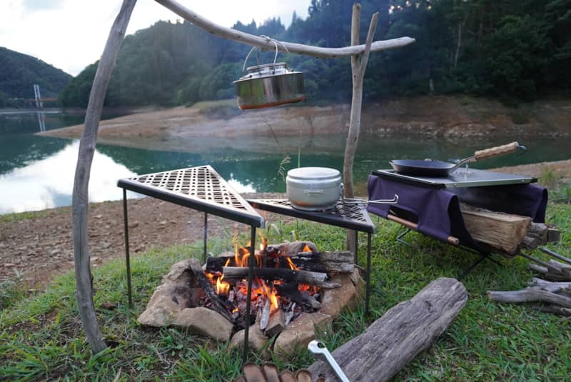 Instagramで人気沸騰！山賊マウンテンの焚火テーブル「デルタス」徹底 
