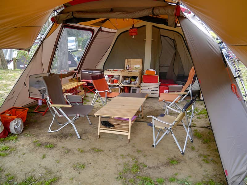 お座敷スタイルで冬キャンプはここまで快適になる！見た目も心地良いサイト作り実践 キャンプクエスト
