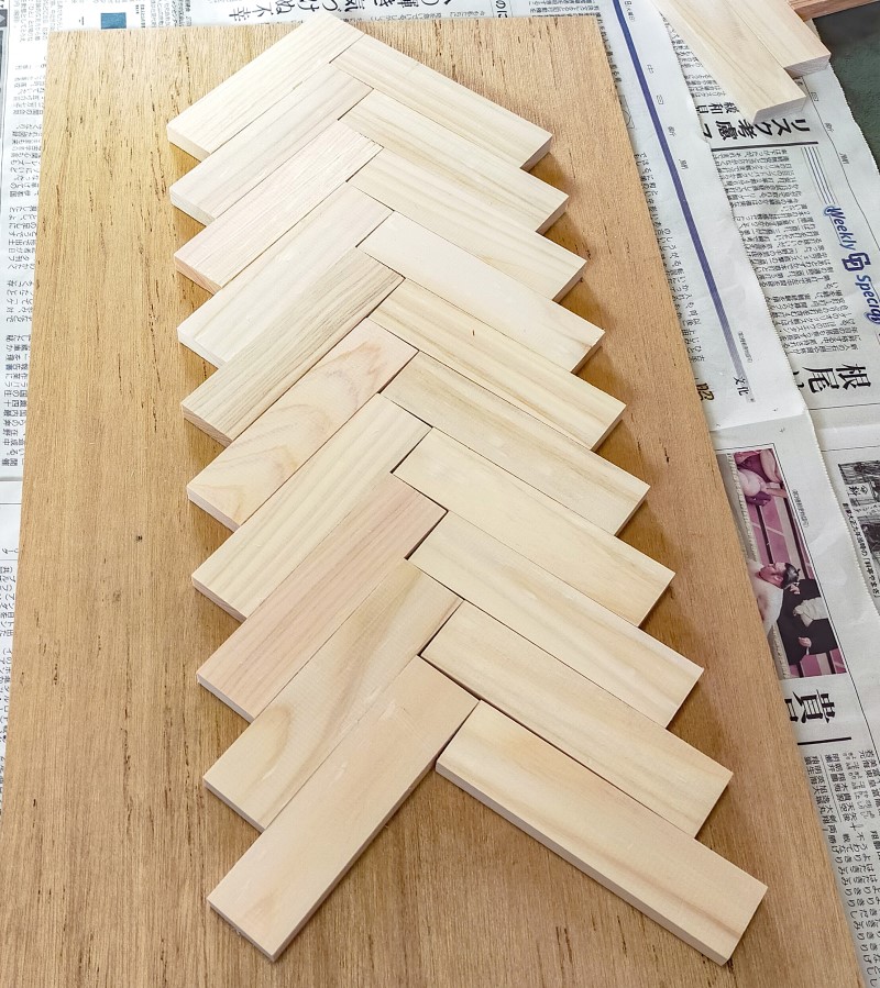ヘリンボーンに組んだ木の板