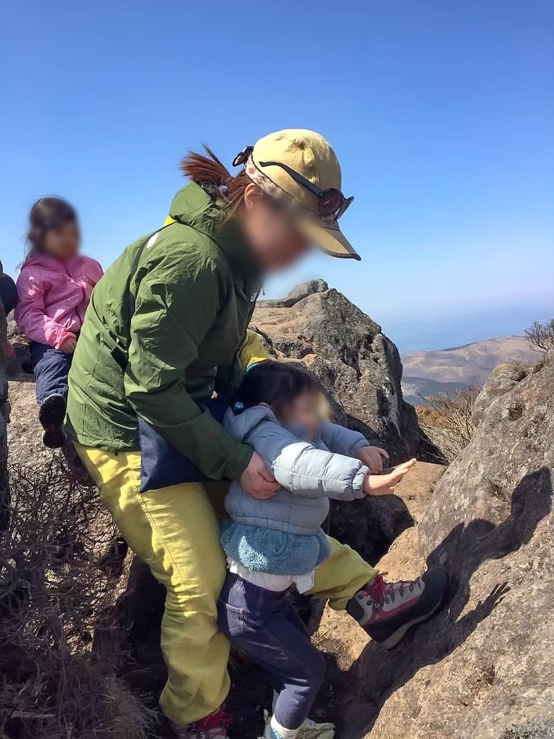 魔の2歳児が岩場を登ろうとしたり