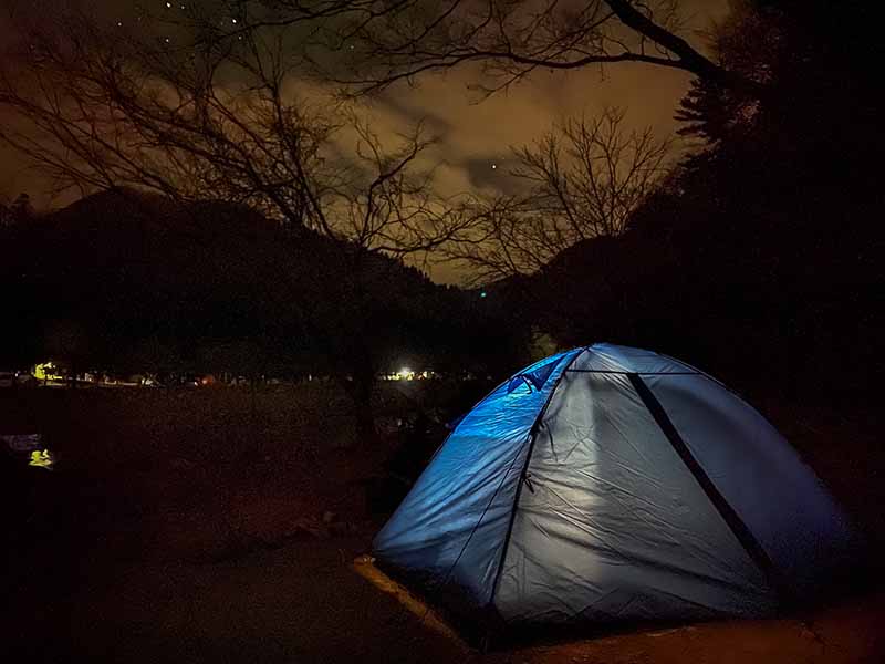 ダブルストラクチャーテントとキャンプ場の夜景