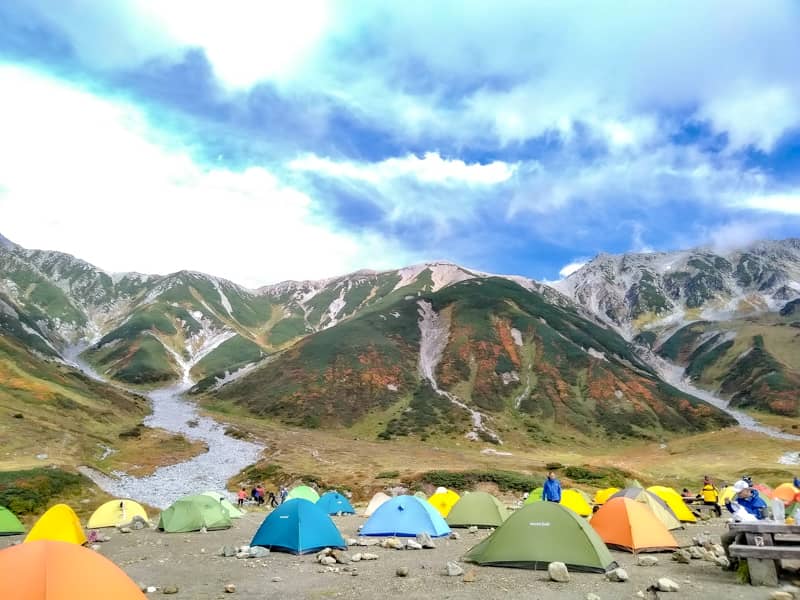 ケーブルカーとバスで行ける！立山にある開放感抜群の雷鳥沢キャンプ場でテント泊しよう – キャンプクエスト