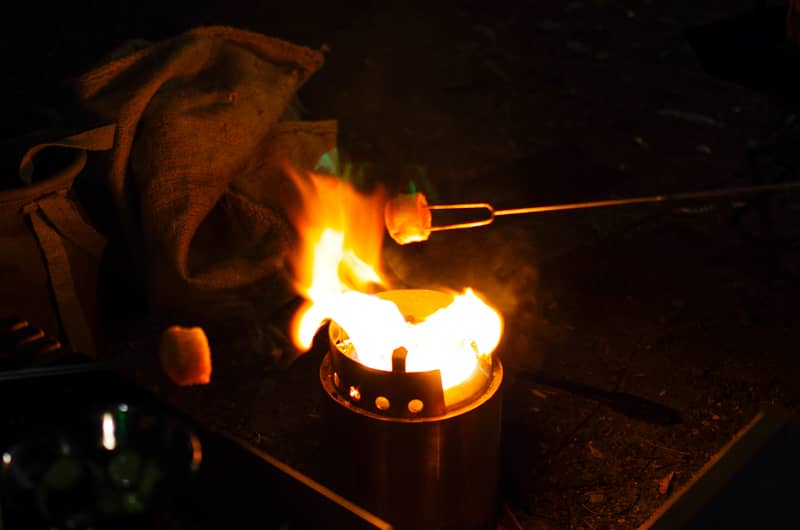 マシュマロを焼くのはキャンプのド定番