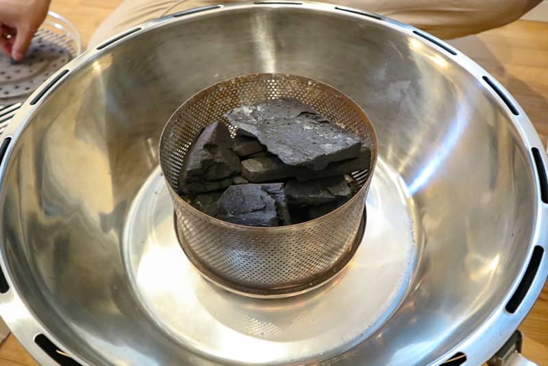 ロータスグリルに炭をセット