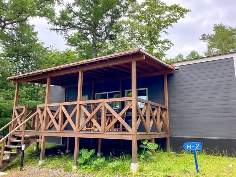 富士山が見える山中湖沿いのキャンプ場！小田急山中湖フォレストコテージを紹介 – キャンプクエスト