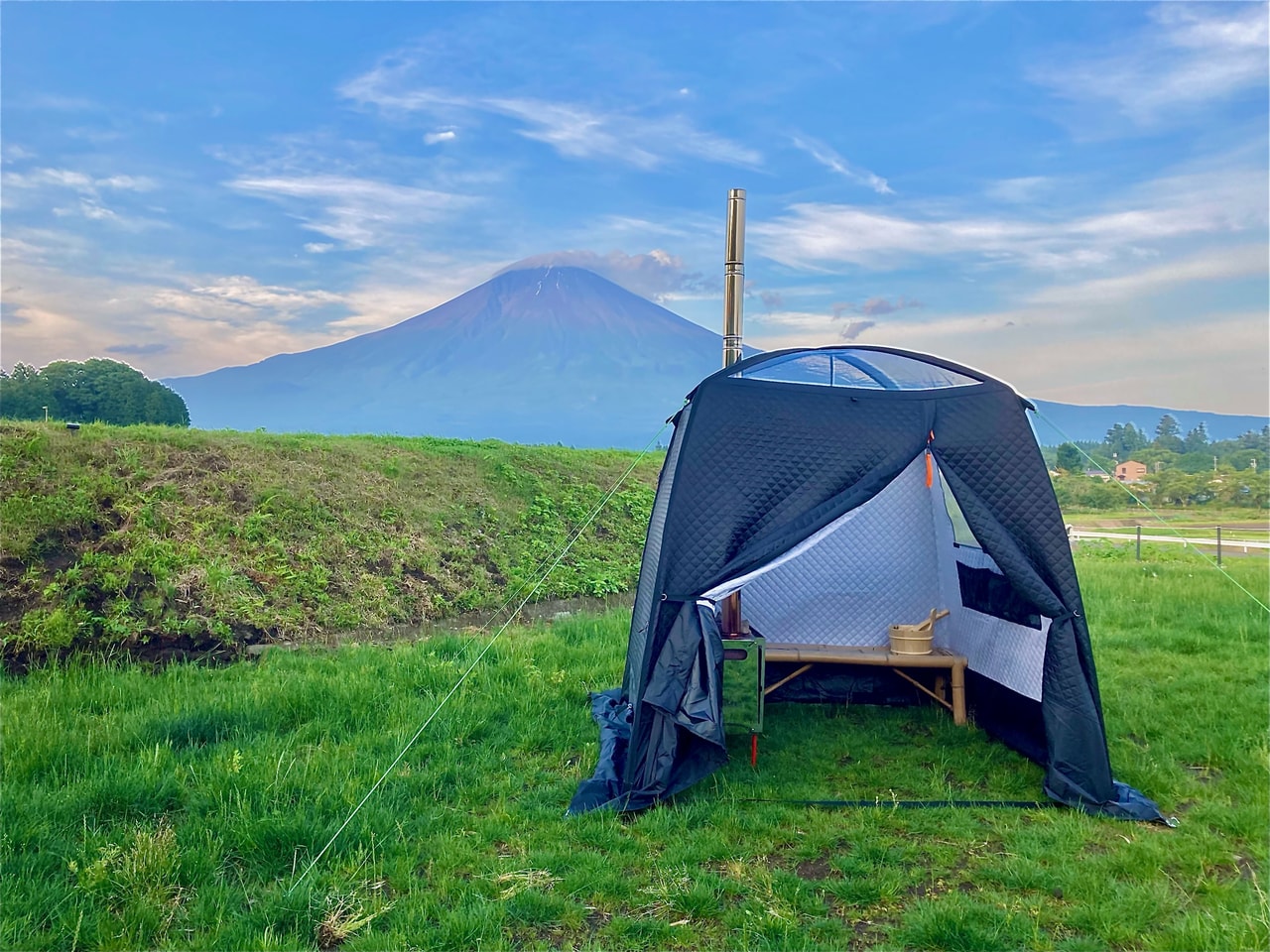 富士山の前にサウナ 1日1組限定のグランピング施設でアウトドアサウナを体験しよう キャンプクエスト