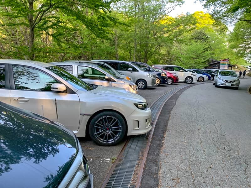 人気の山なので駐車場が激混み