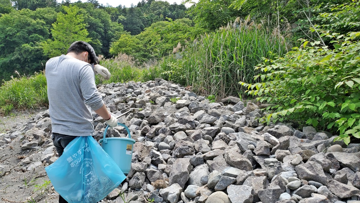 東京でBBQやキャンプが無料で楽しめる「柚木の川原」にて清掃ボランティア活動を実施