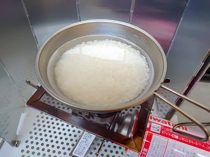 失敗しないシェラカップ0 5合炊飯のコツ バーナー 固形燃料 アルスト別に手順紹介 キャンプクエスト