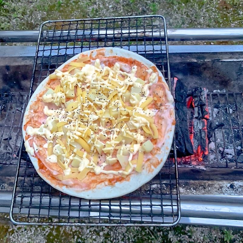 キャンプでピザを焼きたい ピザ窯の代用になりそうなお好み焼き用ステンレス蓋を試してみた キャンプクエスト