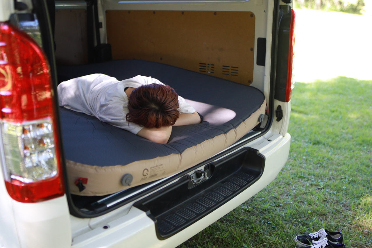 クイックキャンプ アウトドア 極上インフレータブルベッド 10cm 極厚 シングルサイズ サンド QC-AM70 SD | [クイックキャンプ] アウトドア 極上インフレータブルベッド