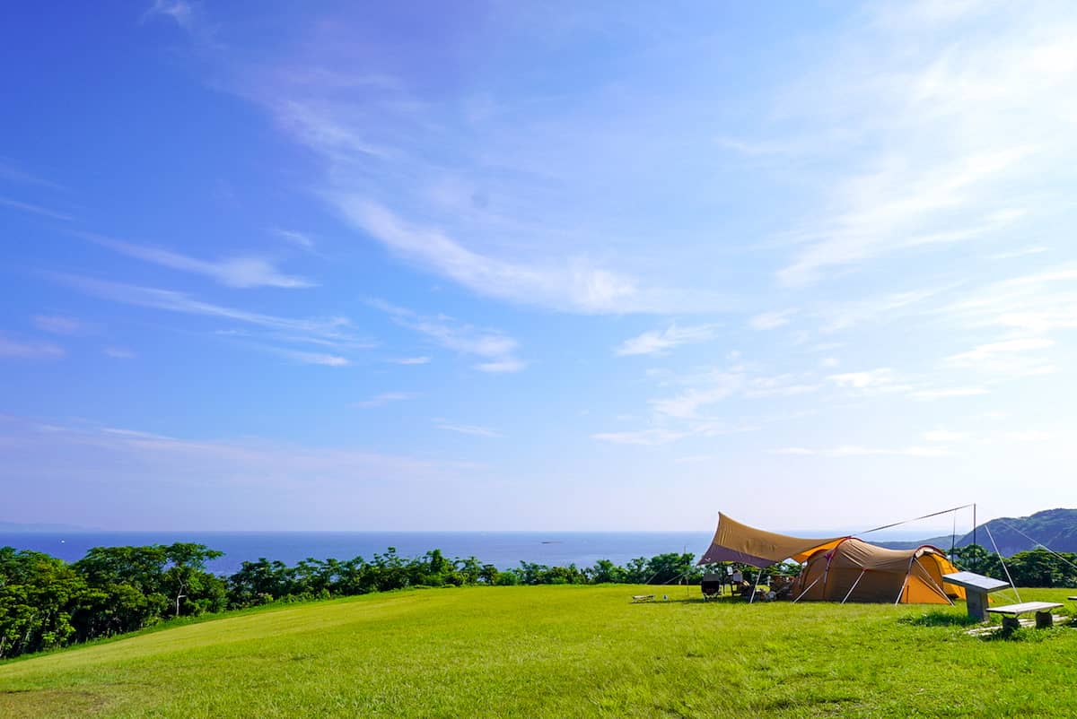 長崎県「中瀬草原キャンプ場」で海と羊を眺めながら非日常キャンプを満喫