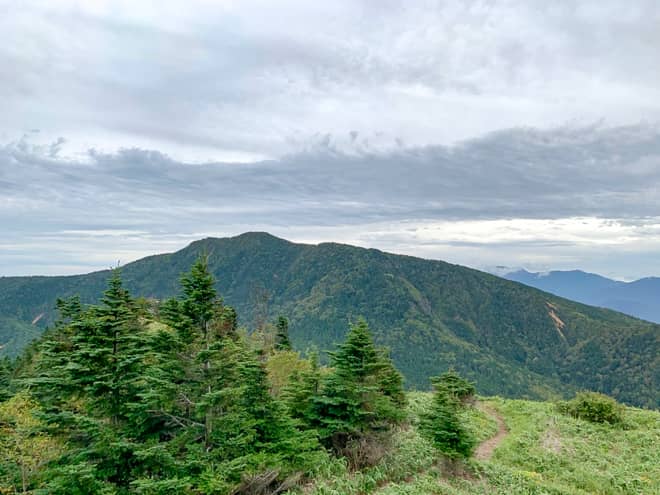 どの方向を見ても山々を見下ろすことが出来る絶景の山