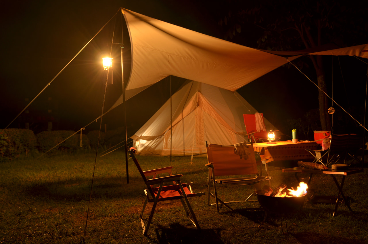 タープの下で焚き火