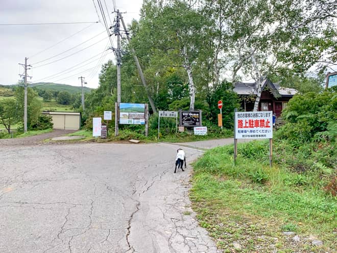 トイレは登山道の傍にあります