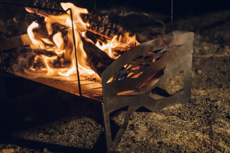 軽量でコンパクトなのに火床が大きい！TOKYO CRAFTSの「マクライト」が予約販売開始 – キャンプクエスト