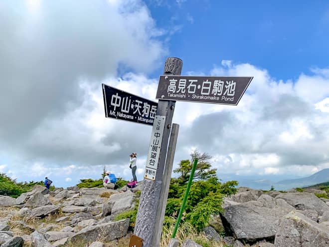 中山展望台は、広い台地に大きな岩がゴロゴロと広がった絶景ポイント