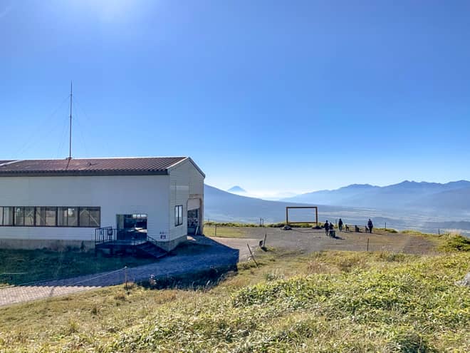 山頂から少し下った場所にはリフト乗り場があります