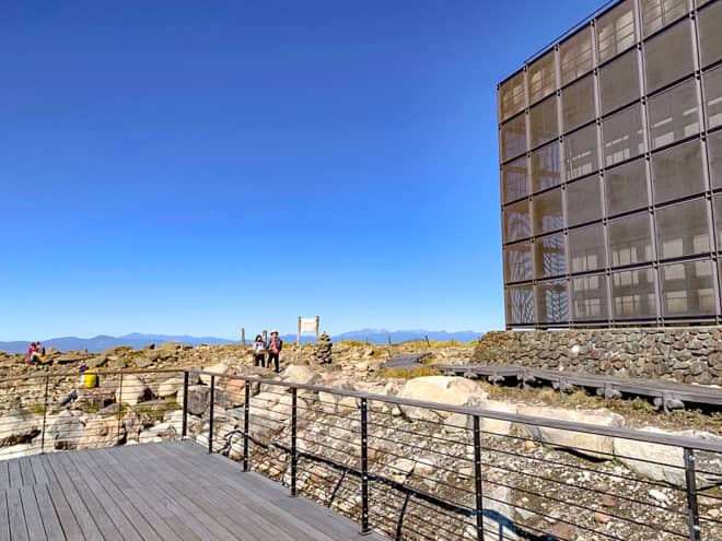 山頂にはトイレや売店が無い