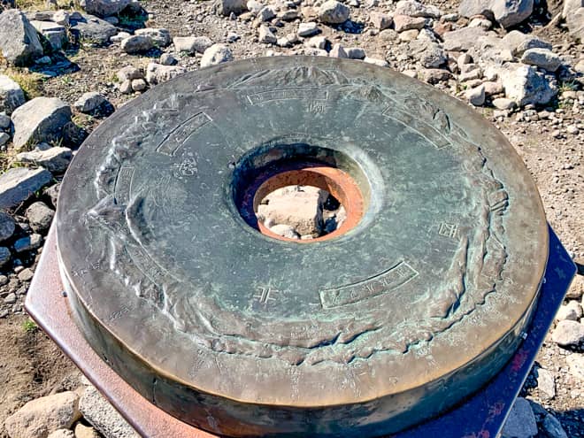 山頂の付近には銅製の方位盤があり